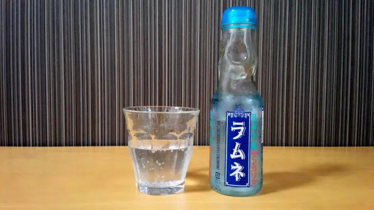 Bebida japonesa con canica